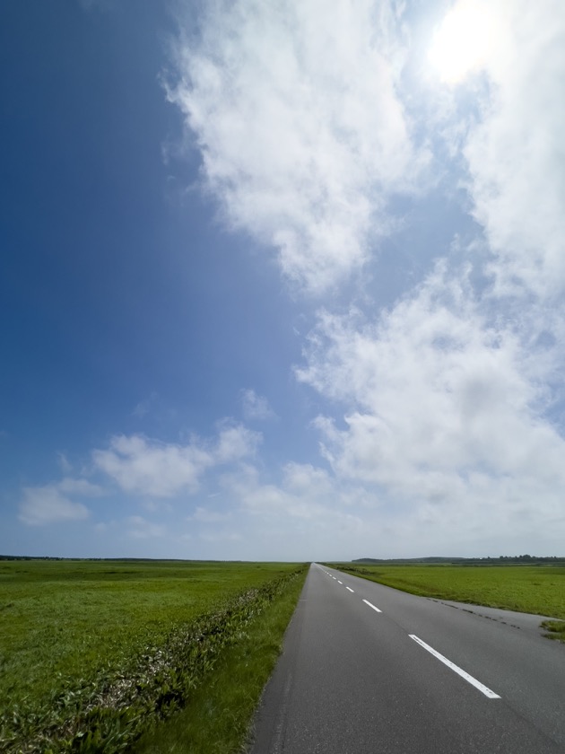 草原の一本道(北海道猿払村エサヌカ線)