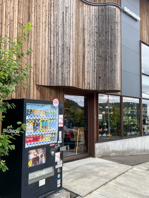Salomon自動販売機(Salomon Experience Base)